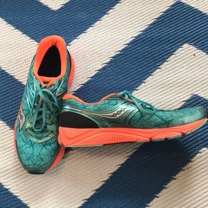 Saucony Breakthru Running Shoe EUC